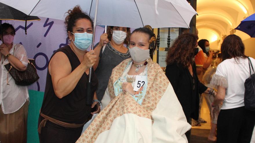 La lluvia irrumpe en la presentación de las candidatas a Falleras Mayores de València 2022