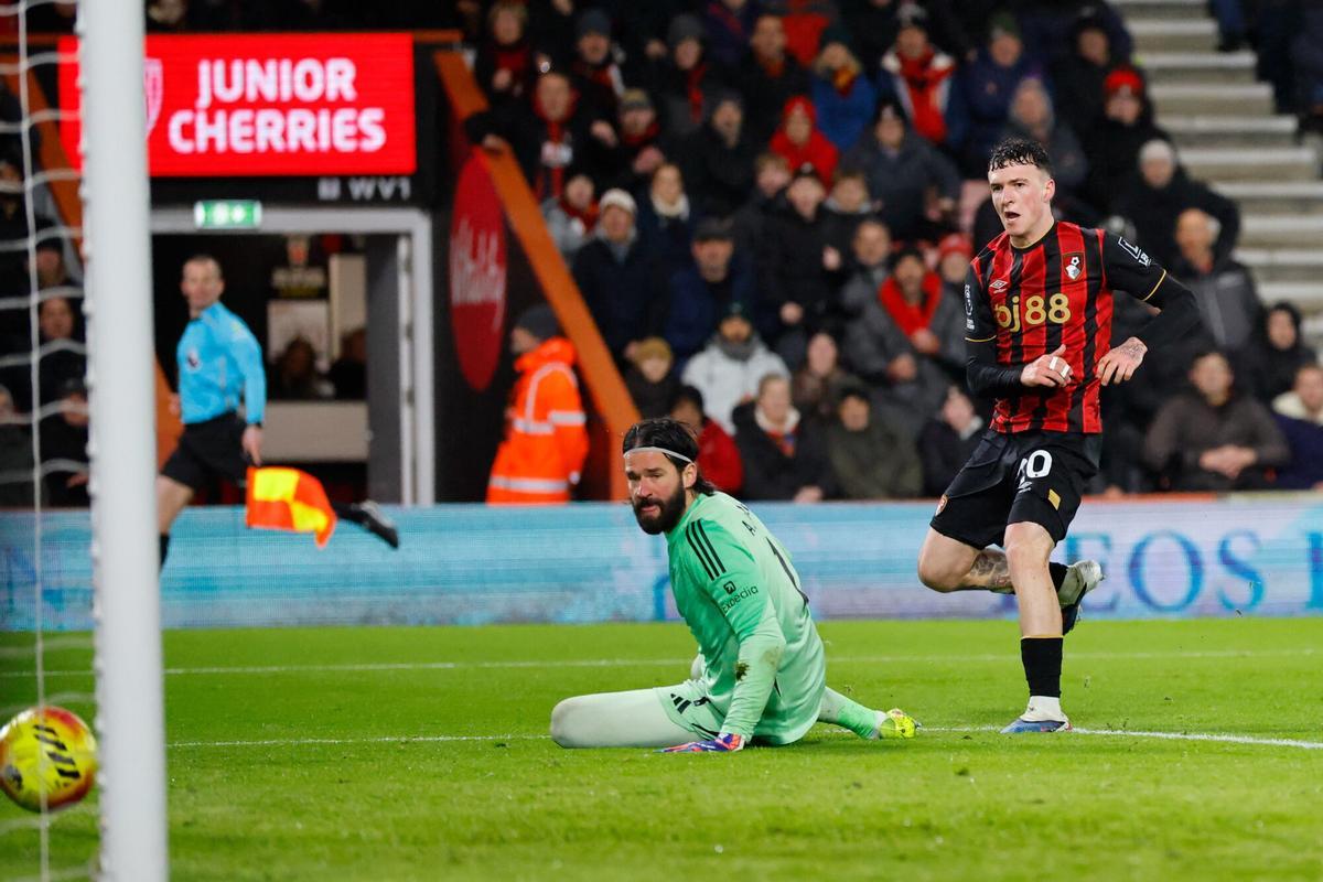 Álex Jiménez batió a Alisson para marcar su primer gol con el Bournemouth