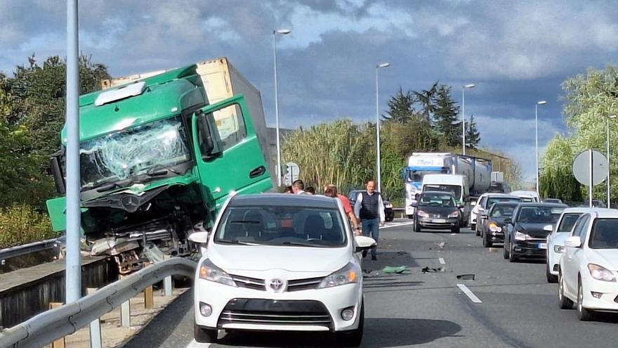 Así quedó el camión que se empotró contra el guardarraíl de la AP-9 en un tramo previo hacia una de las salidas a Vigo