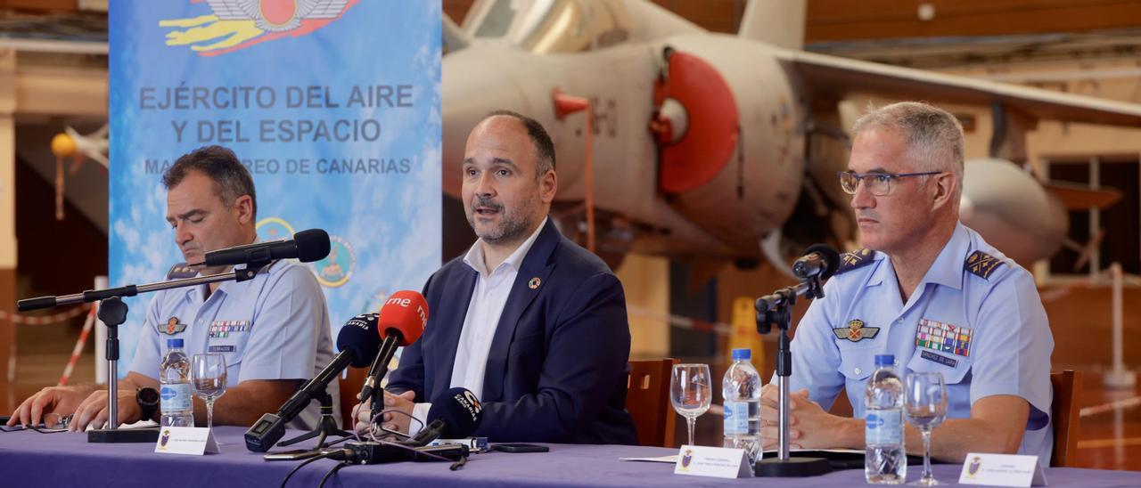 El consejero de Transición Ecológica, José Antonio Valbuena, y el General Jefe del Mando Aéreo de Canarias, Juan Pablo Sánchez de Lara, presentan el proyecto BACSI.