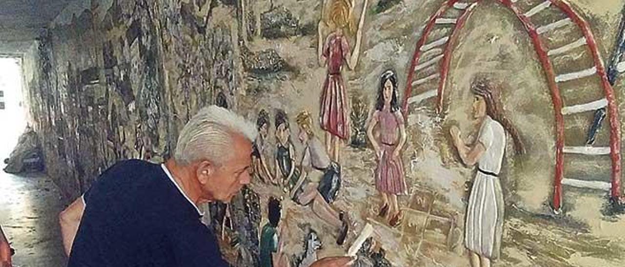 Manuel Bozada trabajando en la restauraciÃ³n de una de las figuras del mural.