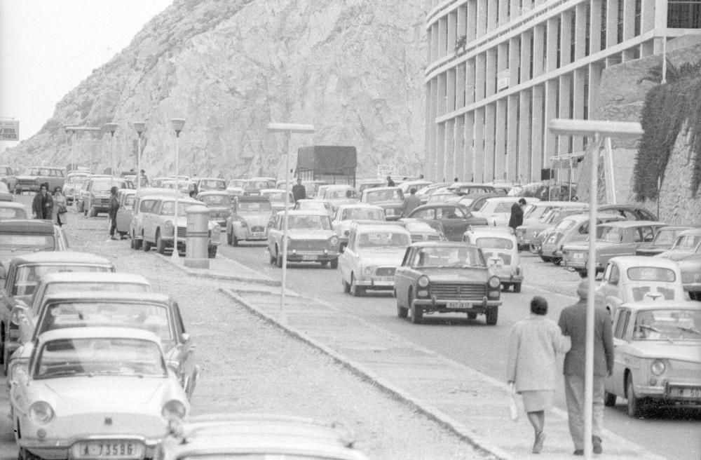 Los turistas llenan la Cantera de coches para disfrutar de la playa. Semana Santa 1967