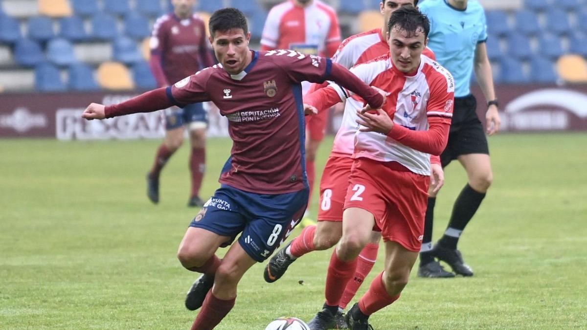 Piay persiguiendo a Brais Abelenda en el partido ante el Pontevedra en Pasarón. |