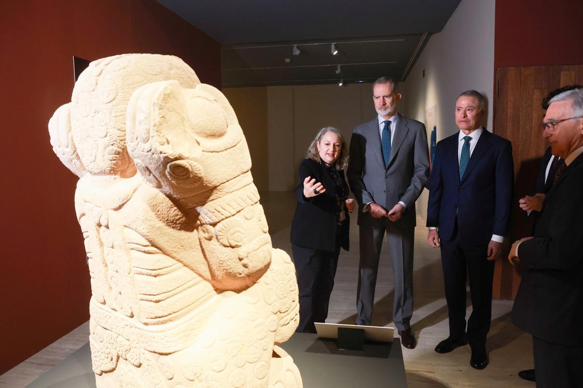 El rei Felip VI amb l’ambaixador de Mèxic a l’Estat, Quirino Ordaz.