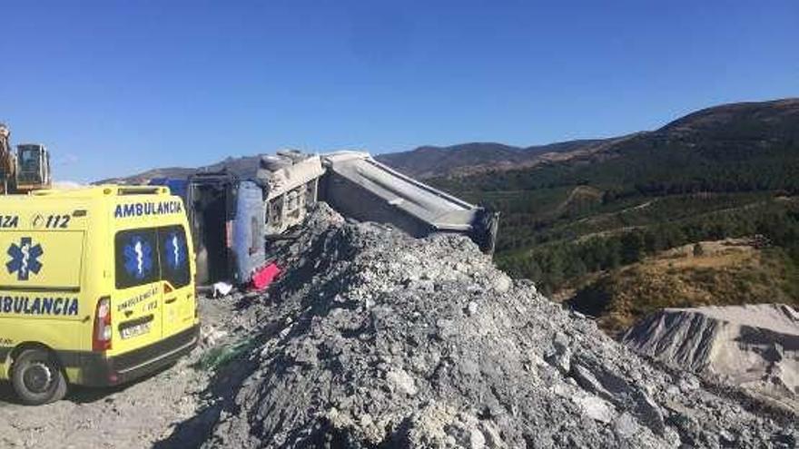 El camión volcado en la escombrera.