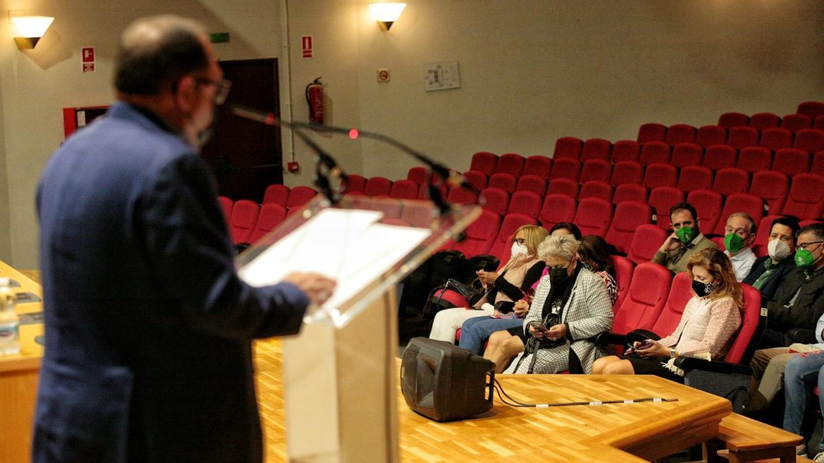 Gil interviene en la asamblea en el salón de actos de la Cámara de Comercio.