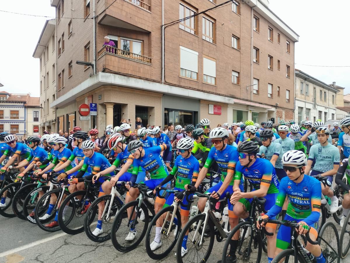 La salida del Trofeo Santiago y Santa Ana de ciclismo en Grado, en imágenes La salida del Trofeo Santiago y Santa Ana de ciclismo en Grado, en imágenes
