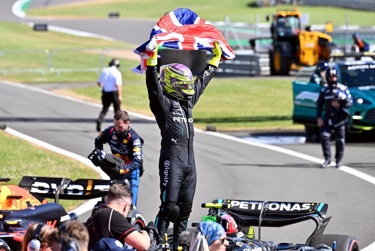 Towcester (United Kingdom), 07/07/2024.- Mercedes driver Lewis Hamilton of Britain celebrates winning the Formula One British Grand Prix at the Silverstone Circuit racetrack in Towcester, Britain, 07 July 2024. (Fórmula Uno, Reino Unido) EFE/EPA/PETER POWELL