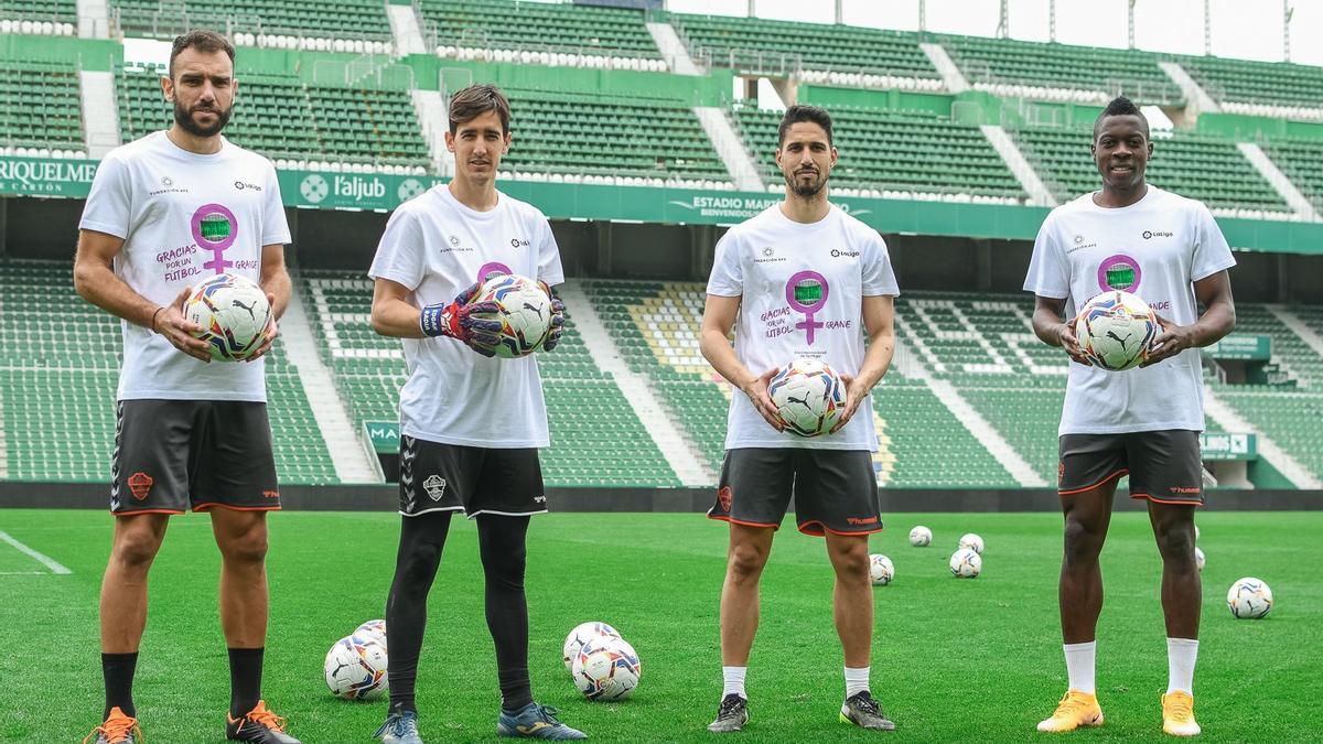 Gonzalo Verdú, Edgar Badia, Fidel y Helibelton Palacios con las camisetas reivindicativas