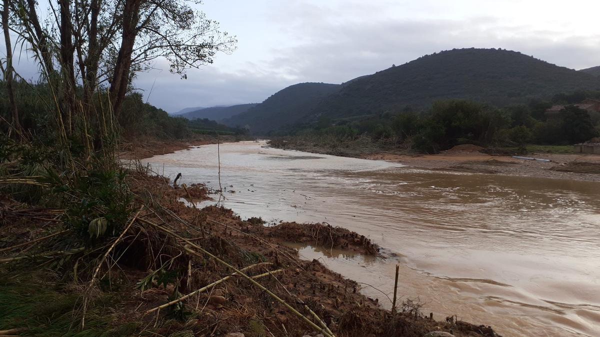 La nueva crecida del río les Coves se ha llevado por delante las obras de emergencia que se habían completado estos días en Tírig.