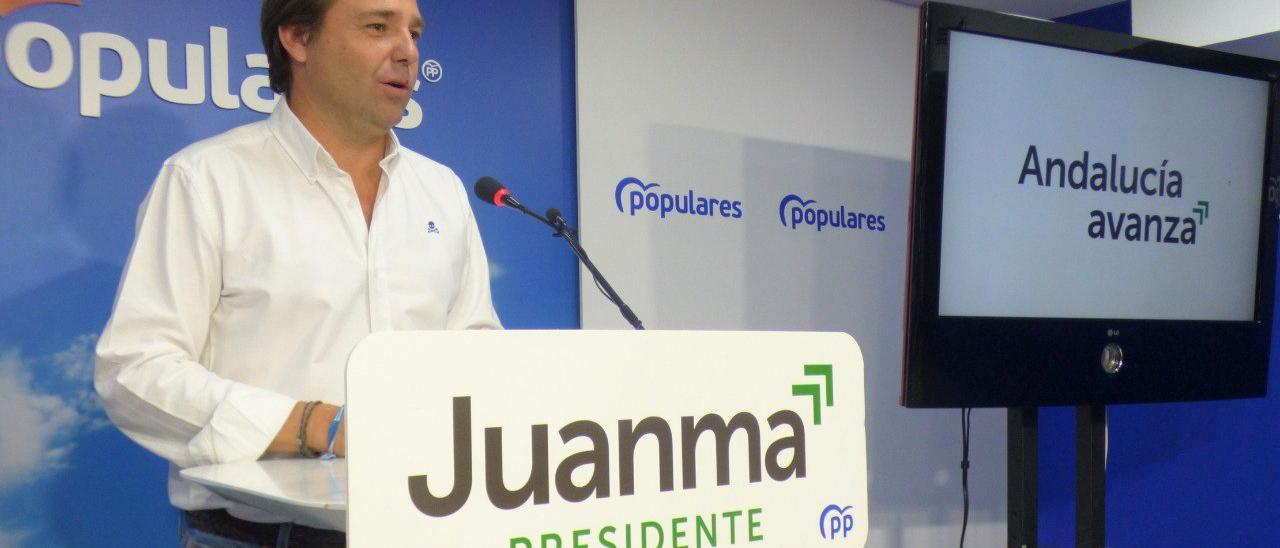 El coordinador general del PP andaluz, Antonio Repullo, durante la rueda de prensa en la sede del PP de Córdoba.