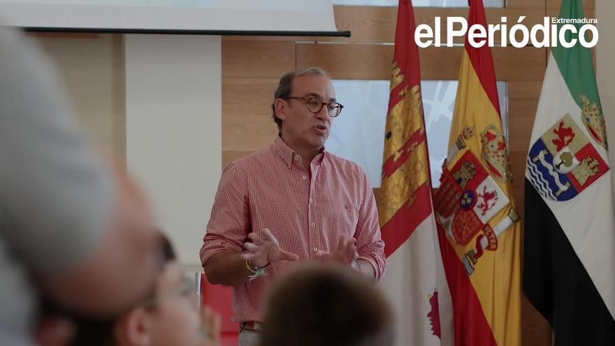 VÍDEO | El alcalde de Cáceres, Rafa Mateos junto a varios concejales y concejalas del Equipo de gobierno reciben a los niños y niñas de la Concilioteca del Ayuntamiento de Cáceres
