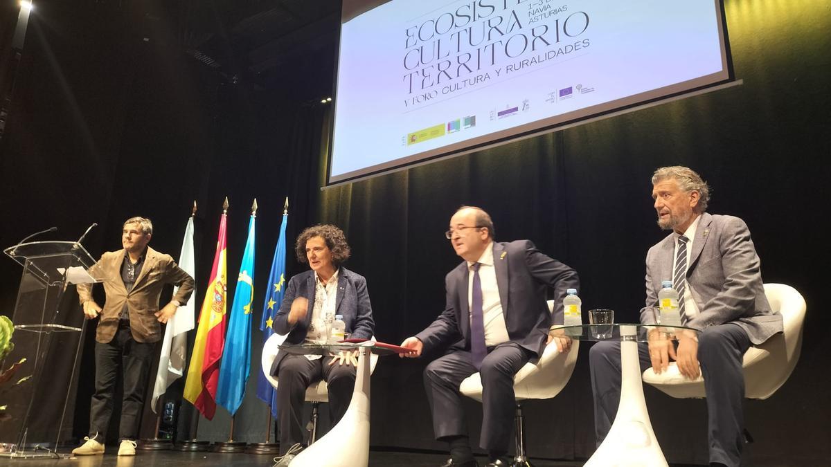 Inauguración del foro Cultural y Ruralidades, con el Ministro, la Consejera de Cultura Berta Piñán y el Alcalde de Navia Ignacio García.