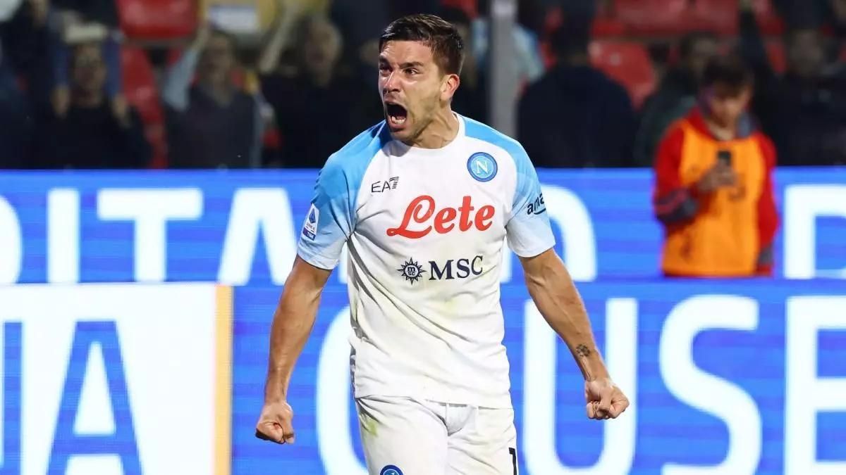 Giovanni Simeone celebrando un gol con el Napoles