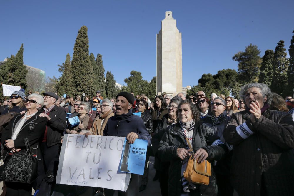 Más de 400 personas se concentran en defensa del monumento sa Feixina