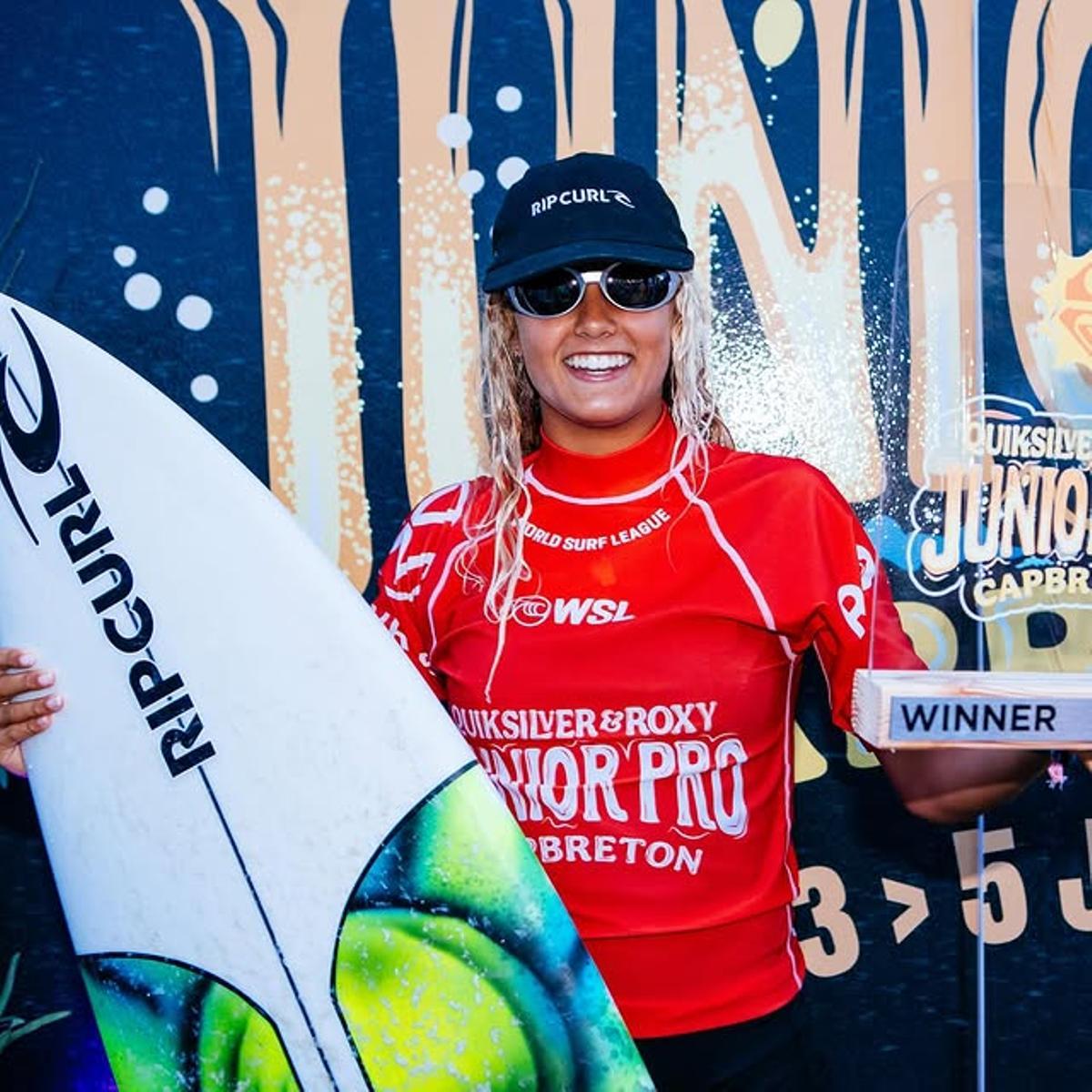Carla Morera de la Vall con el trofeo de ganadora del WSL Junior Pro Capbreton 2025.