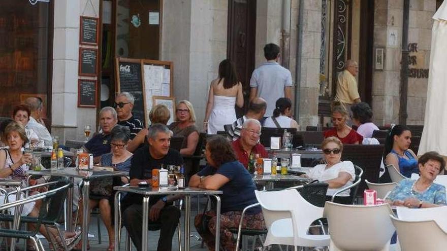 Varias personas en una terraza.