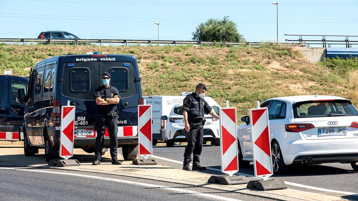 Punto de control de los Mossos d'Esquadra en la A-2 a la altura de Torrefarrera (Segrià-Lleida) para vigilar la entrada y salida de vehículos, este domingo, segundo día del cierre comarcal por el rebrote de covid