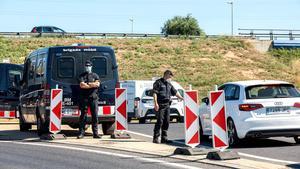 Control policial en la A-2 para vigilar la entrada y salida de vehículos tras el cierre del Segrià por el rebrote de covid. 