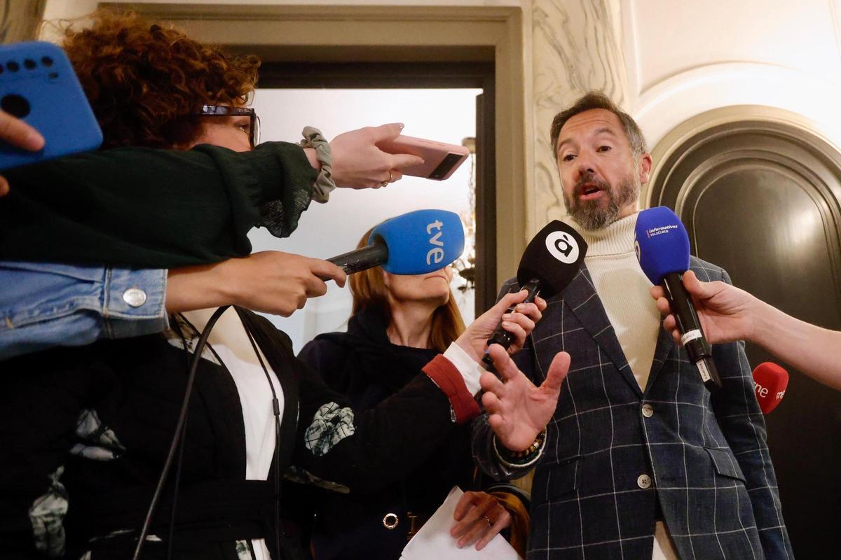 Badenas atiende a los medios ayer, tras conocerse el registro de la OCU en el Ayuntamiento de València.