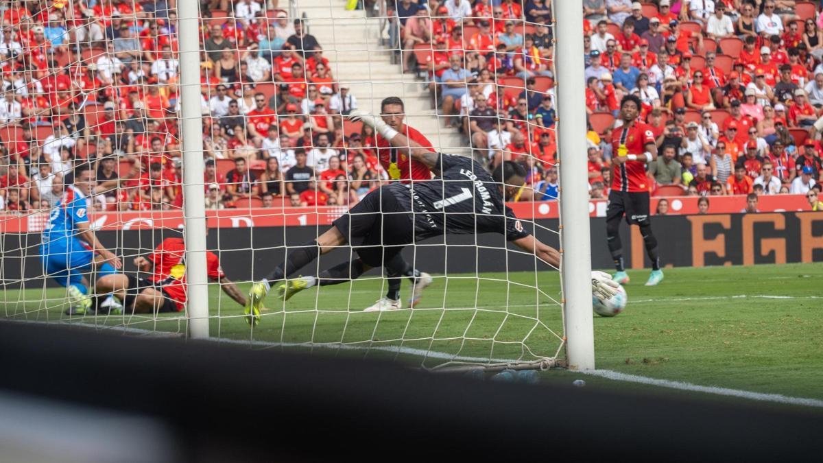 Leo Román va parar un penal i va tenir intervencions de mèrit