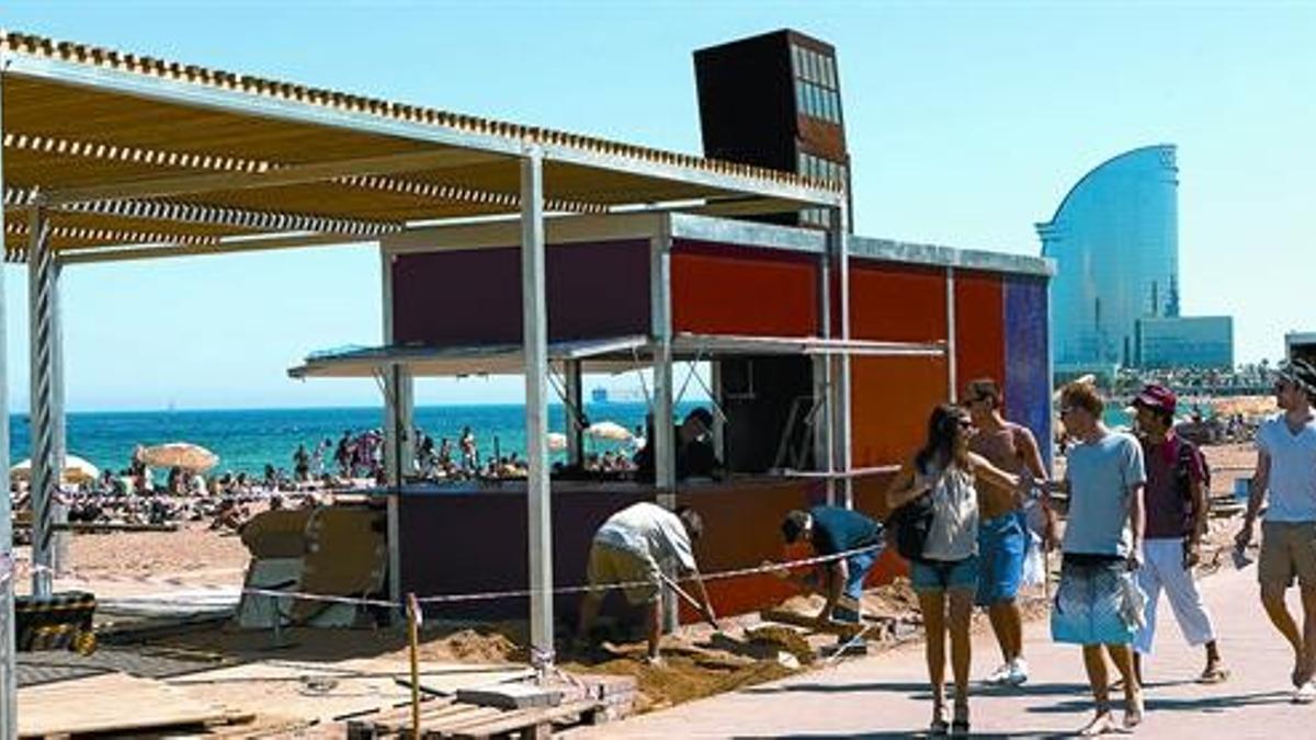 Obras en el nuevo chiringuito de la playa de Sant Miquel que explotarán en breve Carles Abellan y Christian Escribà, ayer por la mañaña.