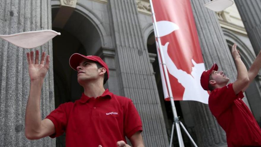 Dos empleados de la empresa en la Bolsa de Madrid.