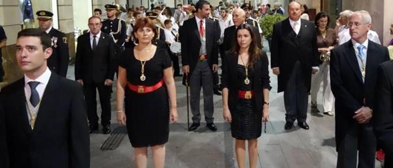 La edil Carolina Gracia con otros cargos en la procesión de la Virgen de Monserrate