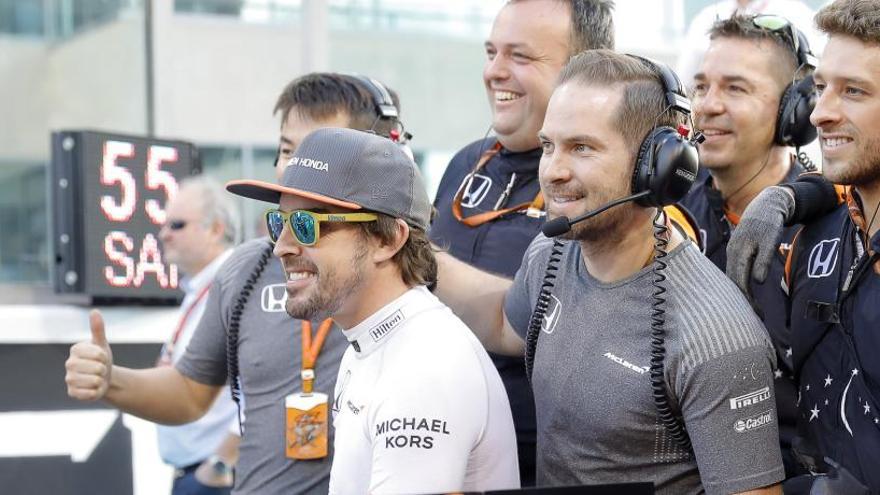 Alonso con su equipo en los boxes de Abu Dhabi.