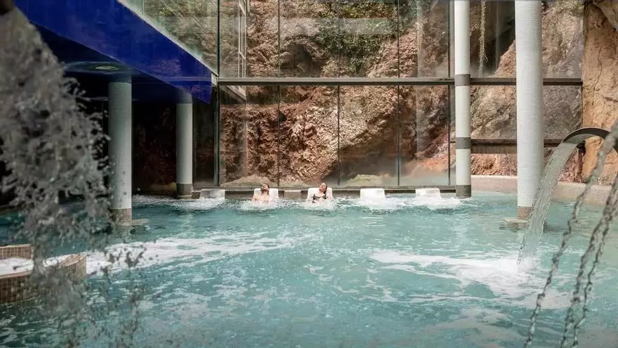 Tiene cuevas, cascadas y termas al aire libre entre montañas icónicas: el balneario más bonito de España