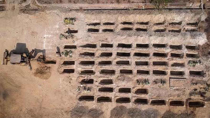 Fosas en Acapulco, con cementerios y crematorios al límite. // Efe