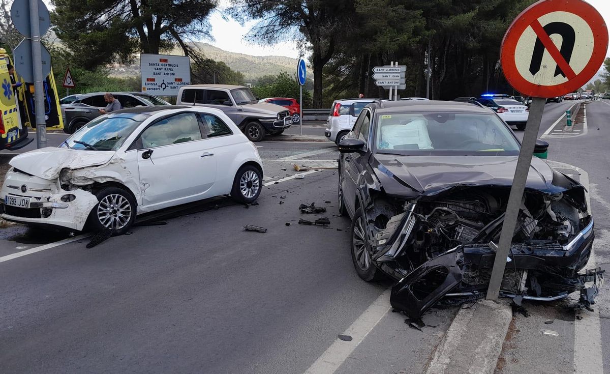 Dos de los coches implicados en el accidente en el cruce de los cazadores, en Santa Eulària