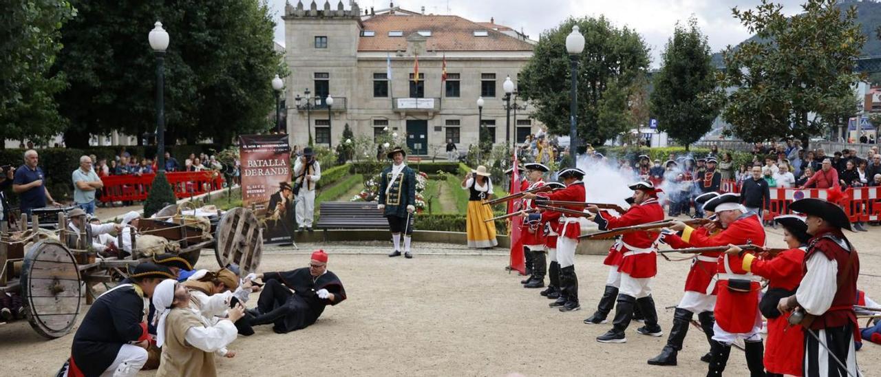Acto de la conmemoración de la Batalla de Rande celebrado en la alameda de Redondela.  // ALBA VILLAR