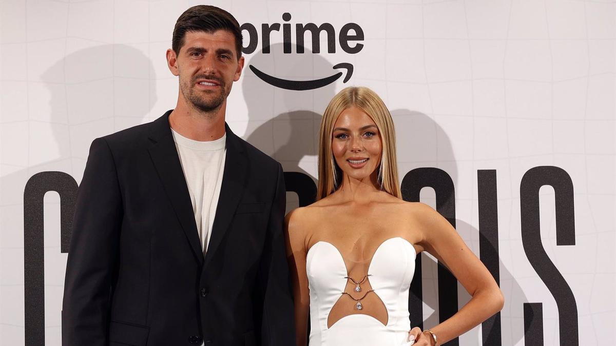 Thibaut Courtois y Mishel Gerzig durante la presentación del documental 'Courtois, la vuelta del numero 1' en el Palco de Honor del Estadio Santiago Bernabéu