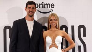 Thibaut Courtois y Mishel Gerzig durante la presentación del documental Courtois, la vuelta del numero 1 en el Palco de Honor del Estadio Santiago Bernabéu