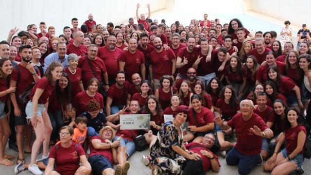 Músicos y socios de la Unió Musical d'Alberic celebran el triunfo en el certamen.
