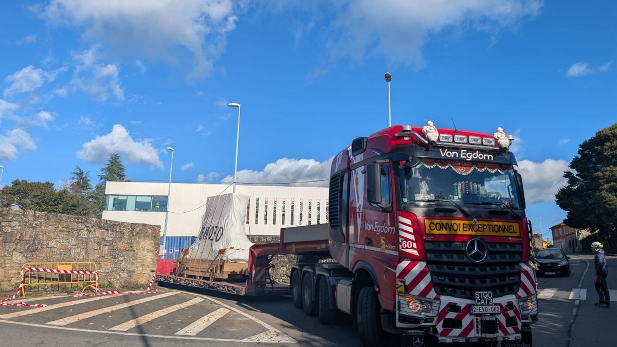 El Centro de Protonterapia de Galicia recibió este viernes el primer componente esencial del Proteus ONE, el ciclotrón.