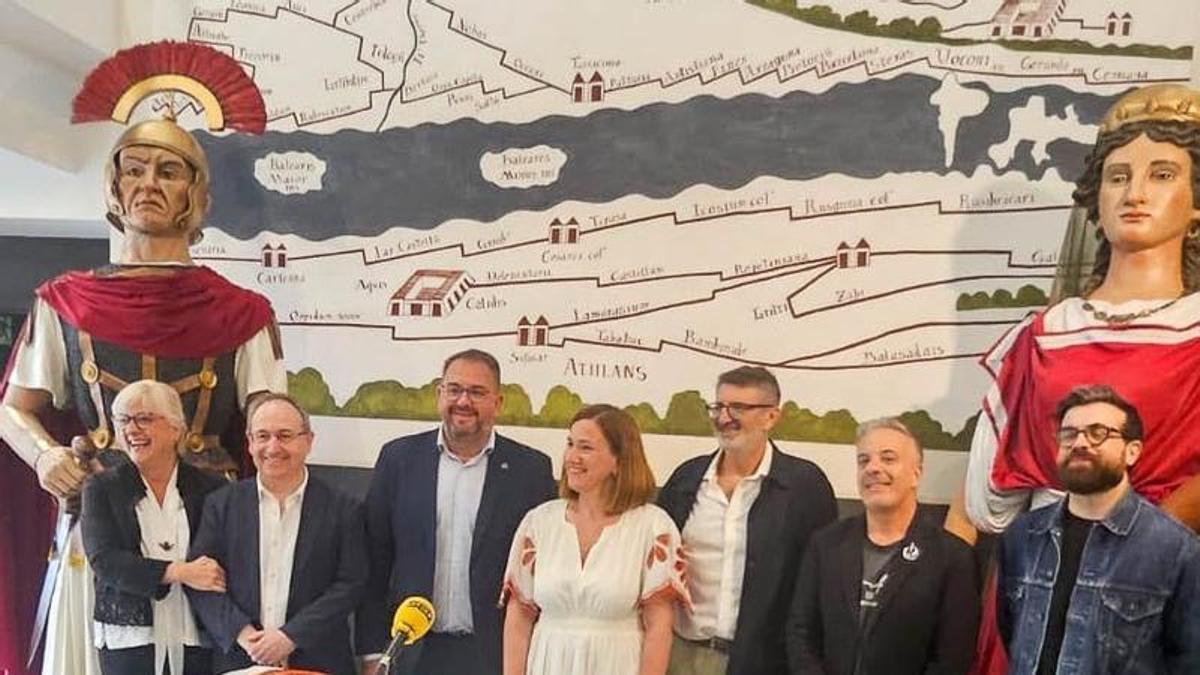 Antonio Rodríguez Osuna, junto a otras autoridades, en la inauguración de "Ars Fatum. Presencias" en Irún.