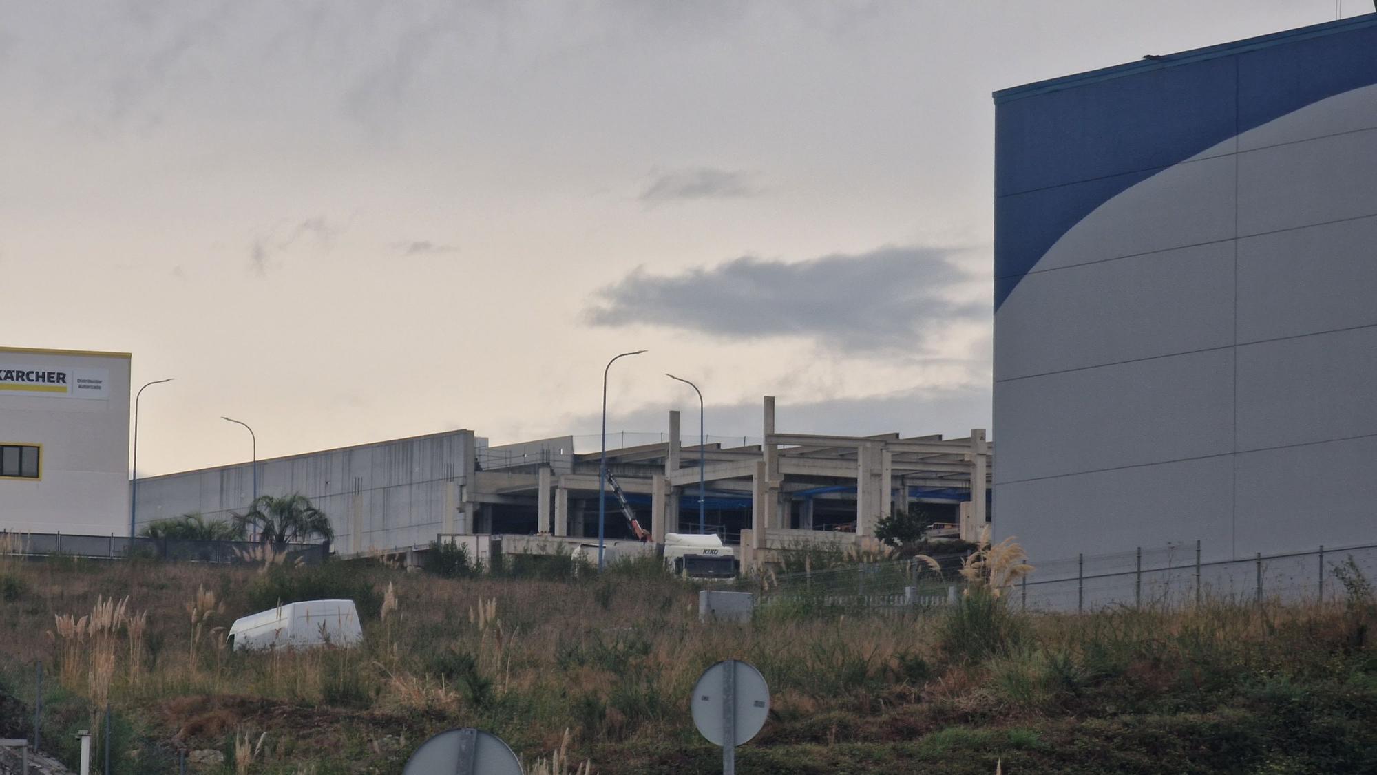 Obras de construcción de la megaplanta de Conservas Cerqueira, en el polígono industrial de Té (Rianxo).