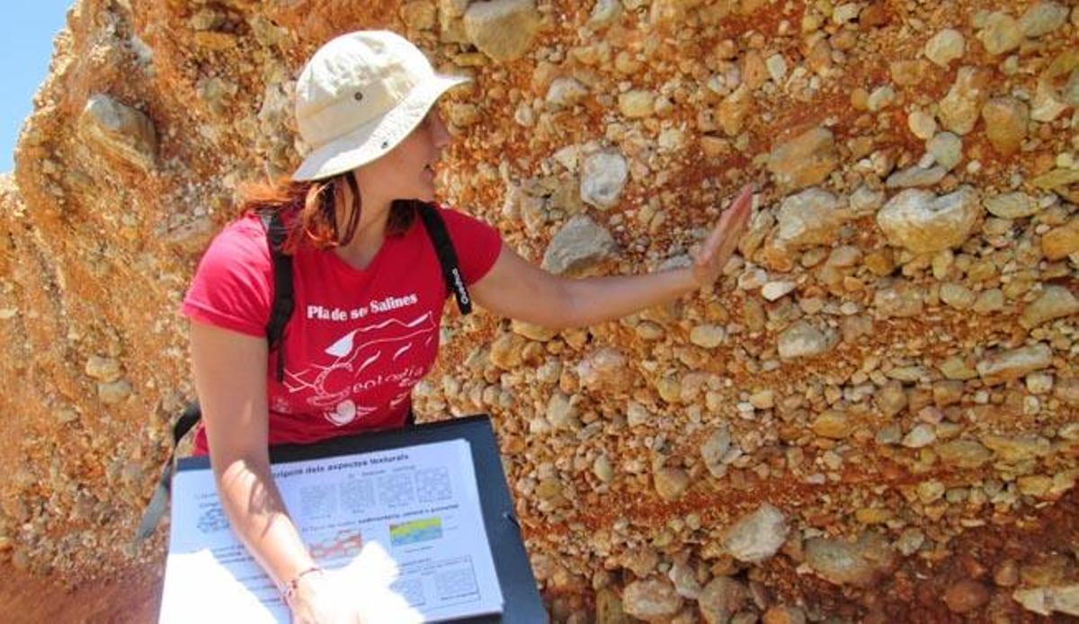 Sunna Farriol muestra los restos del torrente que en el Cuaternario originó la forma actual de la playa de sa Caleta.