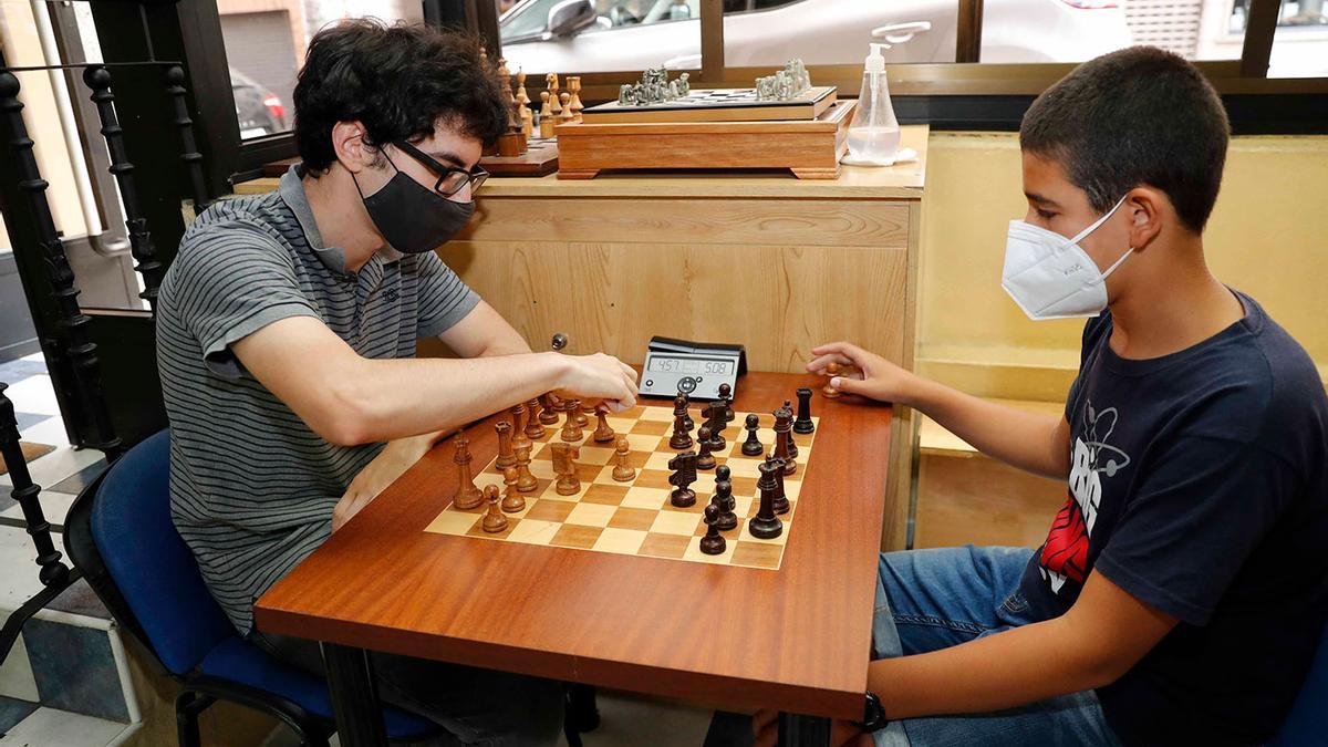 Alumnos del club de ajedrez Lucena practicando para un torneo.