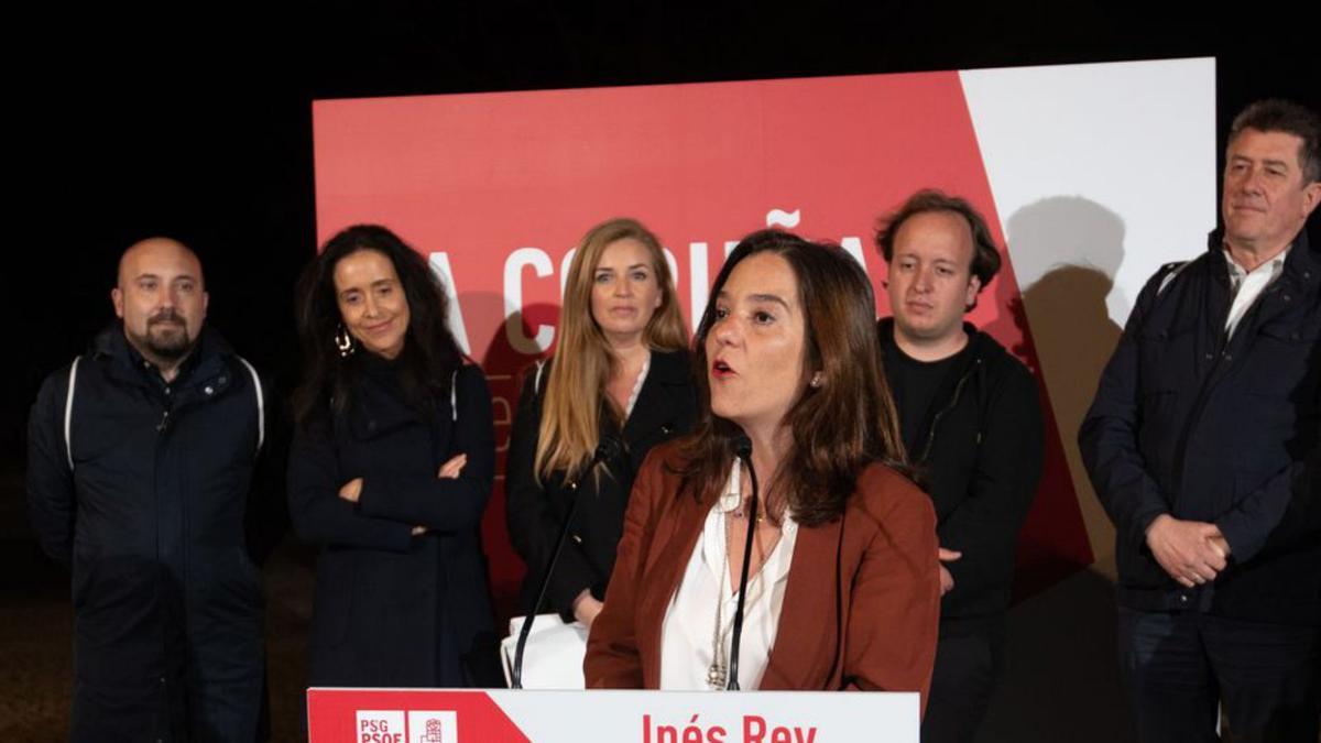 Miembros de la lista y militantes aplauden a Inés Rey, al descubrirse su cartel electoral.   | // CASTELEIRO / ROLLER AGENCIA  