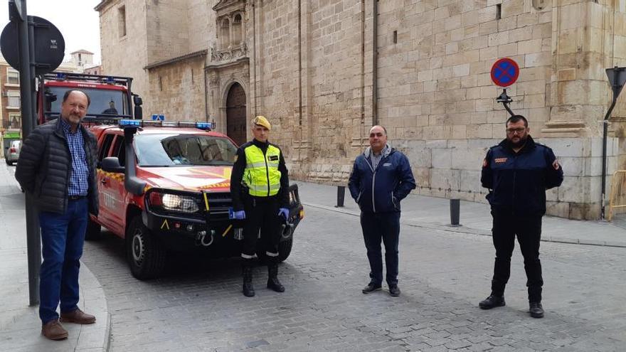 El alcalde Bascuñana recibe al mando de la UME con el vehículo de la unidad detrás.