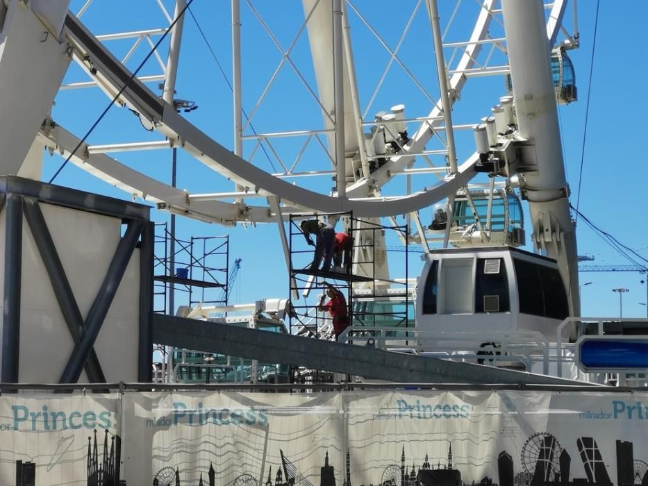 Uno de los 'iconos' modernos del Centro de Málaga, la noria del puerto, ha comenzado a ser desmontado, concretamente por sus cabinas