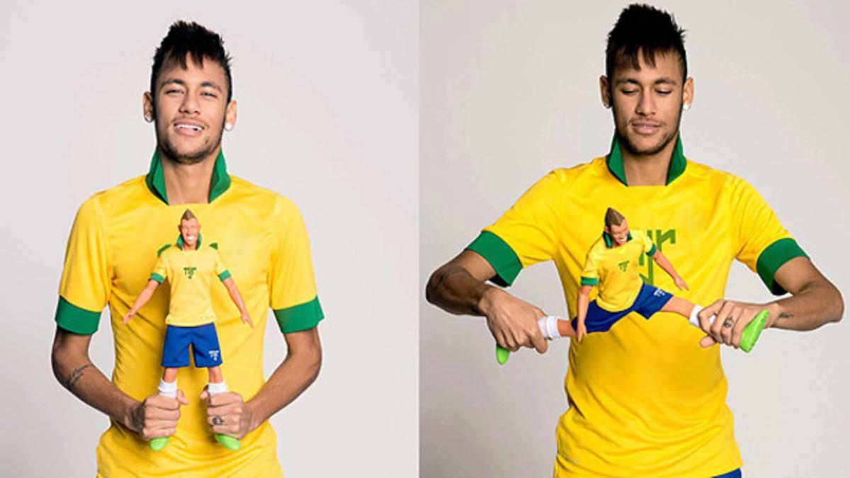 Neymar, con un muñeco a su imagen y semejanza