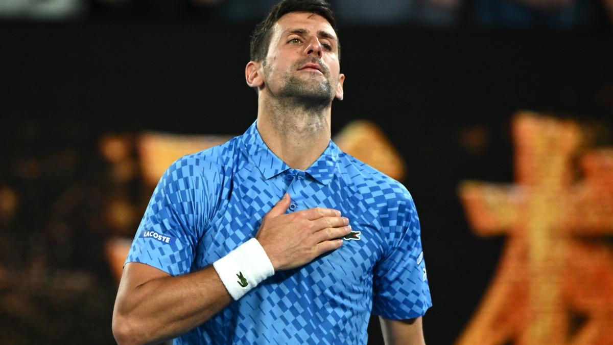 Djokovic sigue adelante pese a sus molestias físicas
