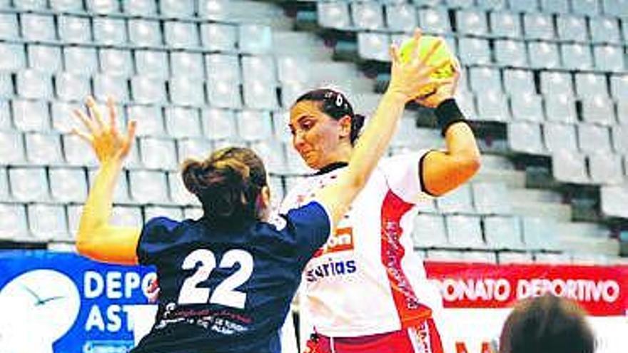 La jugadora del Feve Gijón Regina lanza a portería.