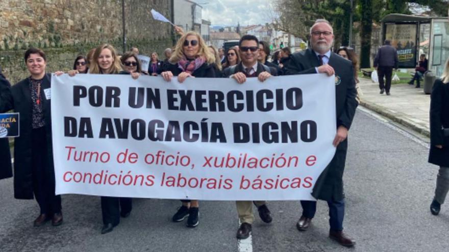 Los abogados de oficio de Cangas llevan sus protestas a O Hórreo