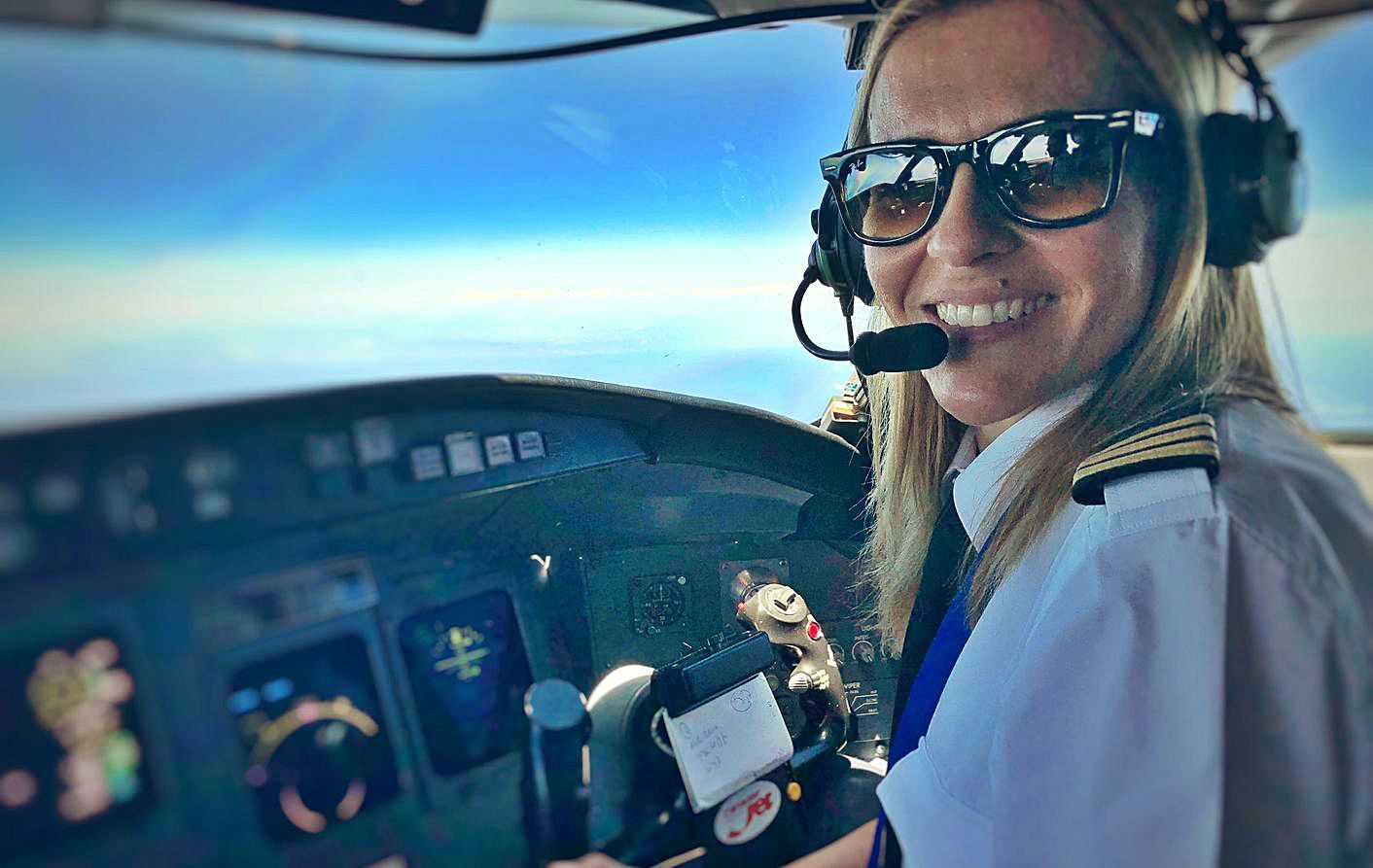 Lourdes Carmona en la sala de mandos de uno de los aviones.  | INFORMACIÓN