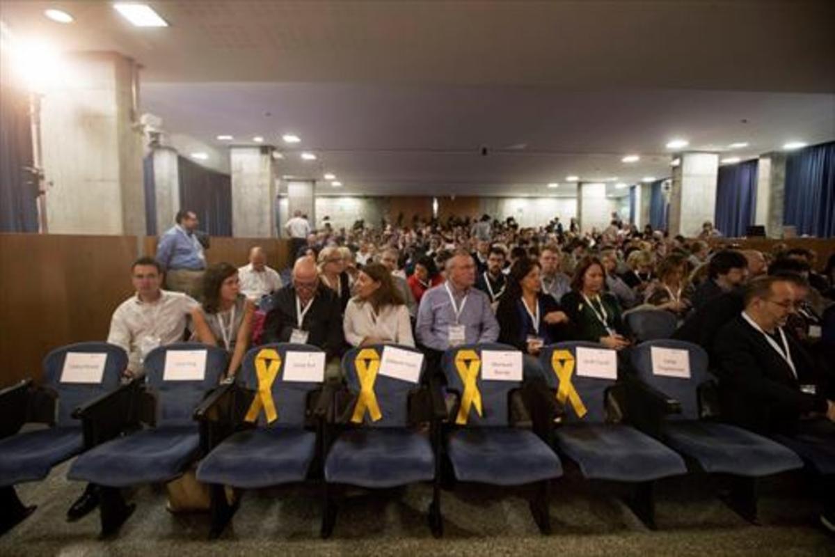 El Consell Nacional del PDeCAT, ayer, con sillas vacías y lazos amarillosde denuncia por la encarcelación de los ’consellers’ cesados.